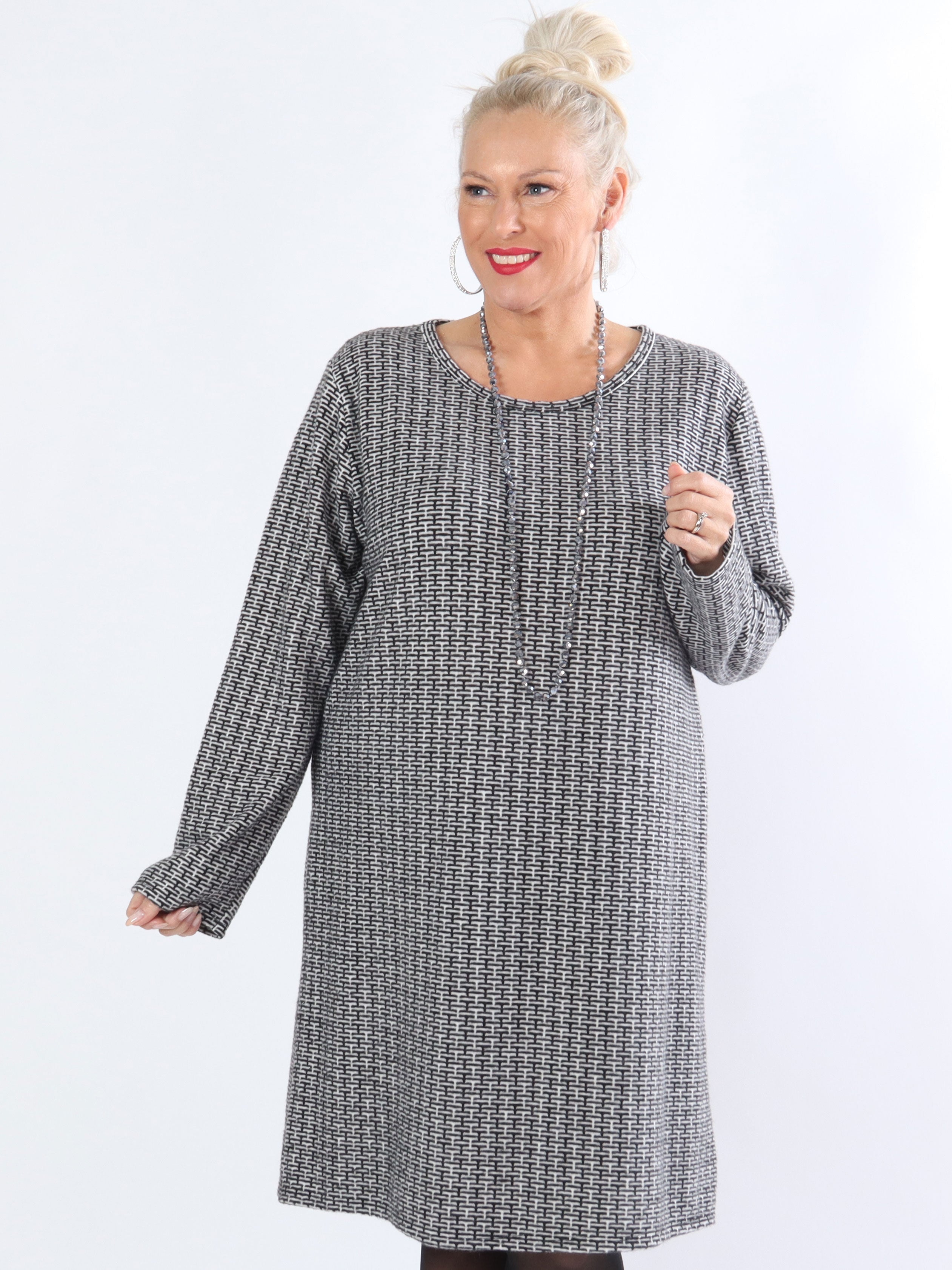 Nelma - Fin klänning i stora storlekar med mönster - Camel